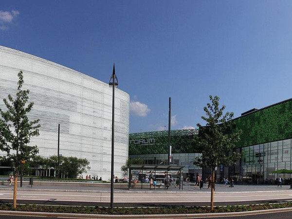Der neue Zentralplatz in Koblenz mit dem Forum Confluentes (links) und dem Forum Mittelrhein (rechts).