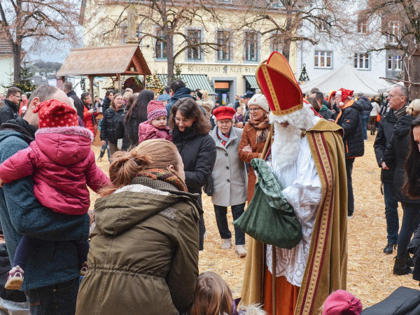 Der Nikolaus besucht den Nikolausmarkt in Remagen.