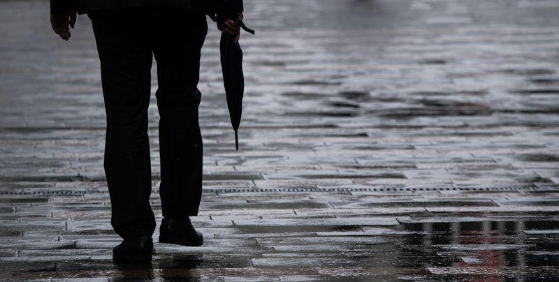 Der Regenschirm sollte in den kommenden Tagen griffbereit liegen. (Symbolbild)