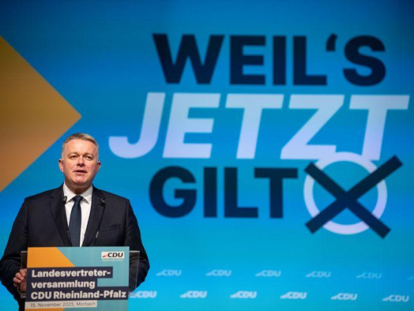 Der rheinland-pfälzische CDU-Chef Gordon Schnieder spricht neben dem neuen CDU-Wahlkampfmotto.