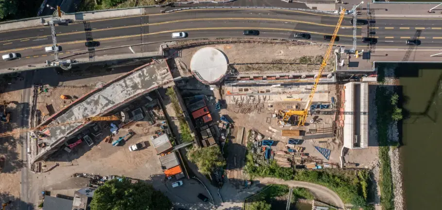 Der Rundturm dient als Auflage für die Auffahrt auf die neue Pfaffendorfer Brücke in paralleler Lage.