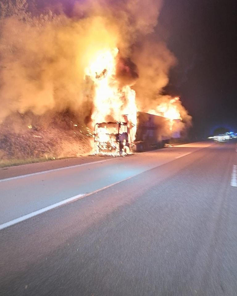 Der Sattelschlepper auf der A3 fing Feuer und brannte völlig aus.