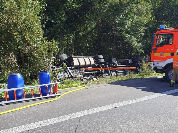 Der Sattelzug wurde durch die Feuerwehr gesichert, um ein weiteres Abrutschen in der Böschung zu verhindern.
