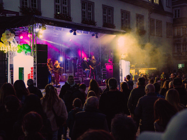 Der Schängelmarkt bietet mehrere Bühnen mit Live-Musik.