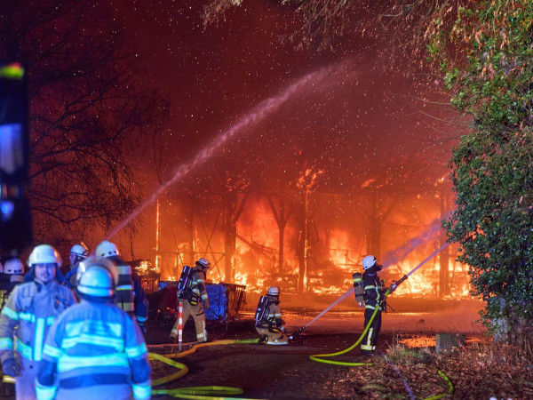 Der Schuppen fing in der Silvesternacht Feuer. (Archivbild)