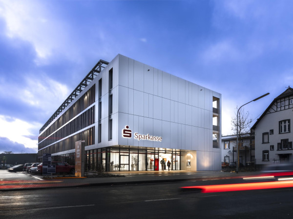 Der Sparkassen-Neubau in Bendorf – exemplarisch für die neuen Geschäftsstellen, die 2024 eröffnet wurden beziehungsweise die sich aktuell noch in der Bauphase befinden.