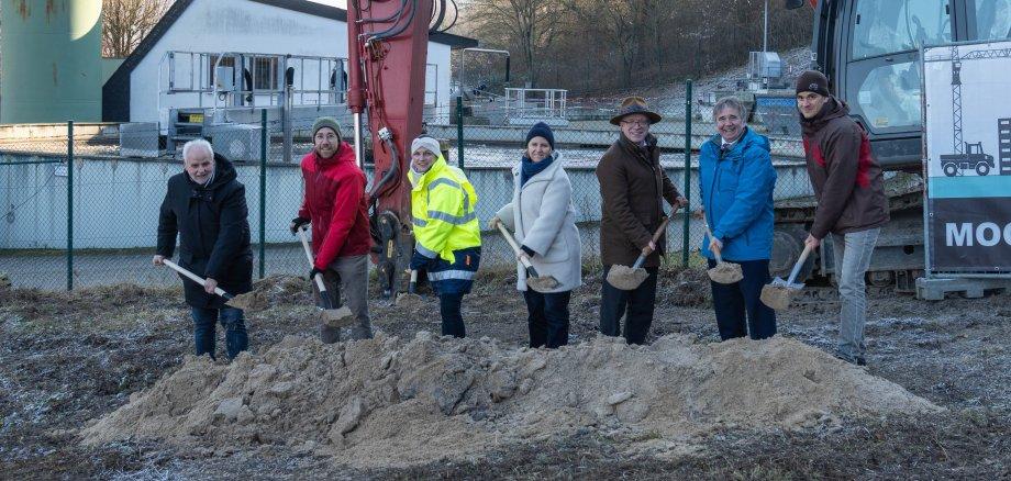 Der Spatenstich auf dem Erweiterungsgelände der Kläranlage Bad Salzig markiert den Beginn der umfassenden Baumaßnahme zur Zentralisierung der Abwasserreinigung in Boppard. Auf dem Foto (von l Der Spatenstich auf dem Erweiterungsgelände der Kläranlage Bad Salzig markiert den Beginn der umfassenden Baumaßnahme zur Zentralisierung der Abwasserreinigung in Boppard. Auf dem Foto (von l