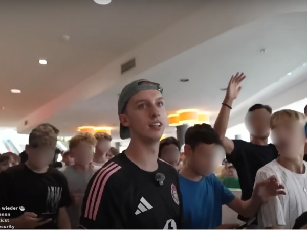 Der Twitch-Streamer LetsHugo wurde am Dienstag im Forum Mittelrhein in Koblenz von zahlreichen Fans belagert.