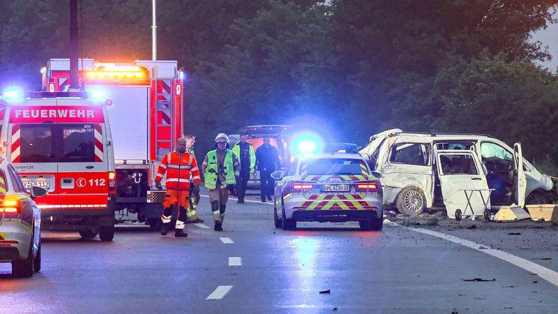 Der Unfall ereignete sich den Angaben eines Polizeisprechers zufolge gegen 03:05 Uhr auf der Fahrbahn Richtung Trier.