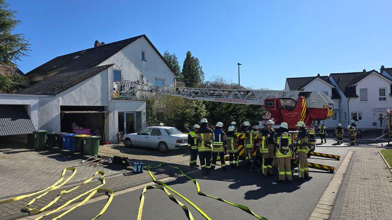 Der vermüllte Zustand der Wohnung hat die Löscharbeiten nach Angaben der Feuerwehr erschwert.