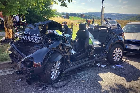 Der völlig zerstörte SUV, der bei Ettringen gegen einen Baum fuhr. Der völlig zerstörte SUV, der bei Ettringen gegen einen Baum fuhr.