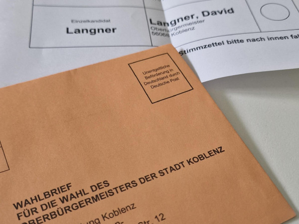 Der Wahlbrief und Wahlzettel für die Wahl des Oberbürgermeisters der Stadt Koblenz 2025.