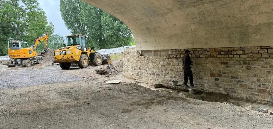 Der Weg unterhalb der Mozartbrücke wird in den kommenden Wochen an die Kaiserin-Augusta-Anlagen angepasst. Der Weg unterhalb der Mozartbrücke wird in den kommenden Wochen an die Kaiserin-Augusta-Anlagen angepasst.