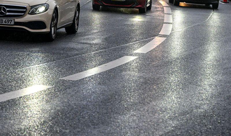 Der Wetterdienst warnt vor teils glatten Straßen (Symbolbild)Jens Kalaene/dpa