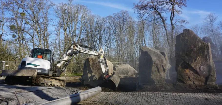 Derzeit wird das Fundament der bestehenden Felsen auf dem Kletterspielplatz am Werk Bleidenberg ertüchtigt. Darauf wird dann ein Kletterparcours aus Edelstahlrohren, sogenannte Whoop Loops, g