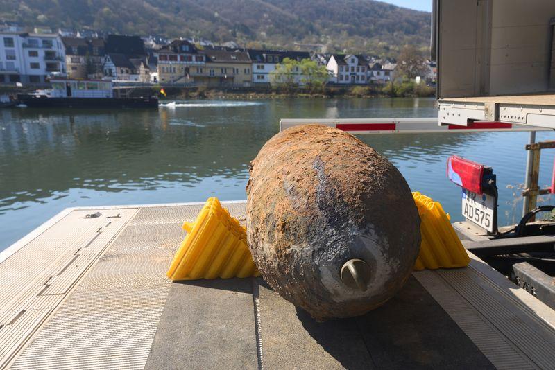 Die 500 Kilogramm schwere Bombe wurde bei Bauarbeiten im Rhein gefunden Die 500 Kilogramm schwere Bombe wurde bei Bauarbeiten im Rhein gefunden