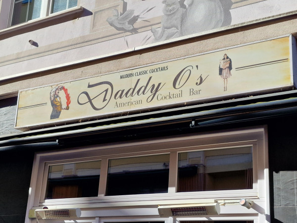 Die American Cocktail Bar Daddy O's“.