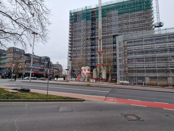 Die Bauarbeiten am Sparkassen-Gebäude am Wöllershof in Koblenz schreiten sichtbar voran.