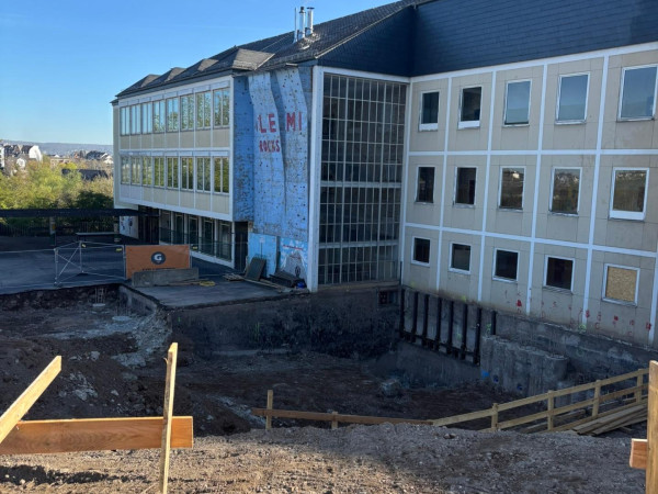 Die Bauarbeiten für den Erweiterungsbau der Clemens-Brentano-/Overberg Realschule plus schreiten voran. Nach Abschluss der Spezialtiefbauarbeiten haben zwischenzeitlich die Rohbauarbeiten begonnen.