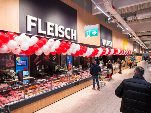Die Bedienungstheken für Fleisch und Wurst im Kaufland.