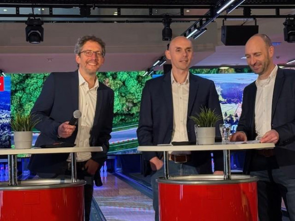 Die beiden Geschäftsführer Ingo Boeder (rechts) und Christian Stephani (Mitte) stellten gemeinsam mit Ring-Pressesprecher Alexander Gerhard das Nürburgring-Jahresprogramm für 2026 vor.