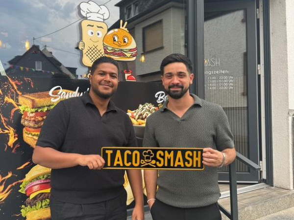 Die Betreiber Mohammed Hamed (links) und Baki Can Özbekir vor ihrem neuen Laden "Taco Smash" in Koblenz.