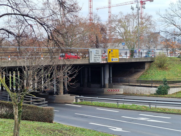 Die bisherige Brücke über die Mainzer Straße muss dringend ersetzt werden.