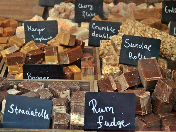 Die ChocolART, bietet an 18 Ständen süße Spezialitäten wie Pralinen, Macarons, Baumkuchen, vegane Churros und diverse Schokoliköre.