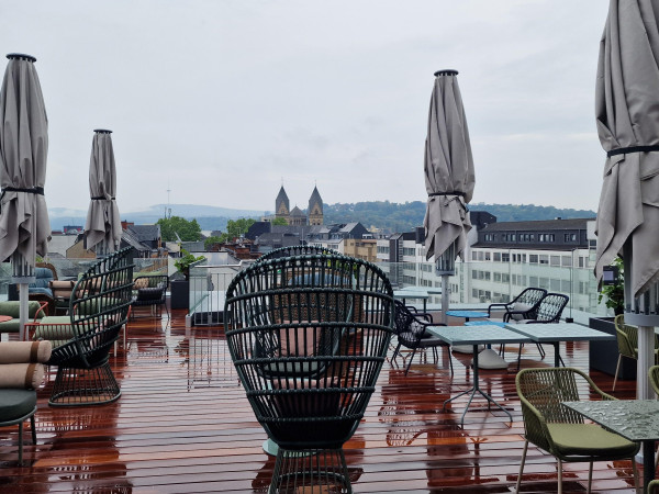 Die Dachterrasse im Motel One in Koblenz.