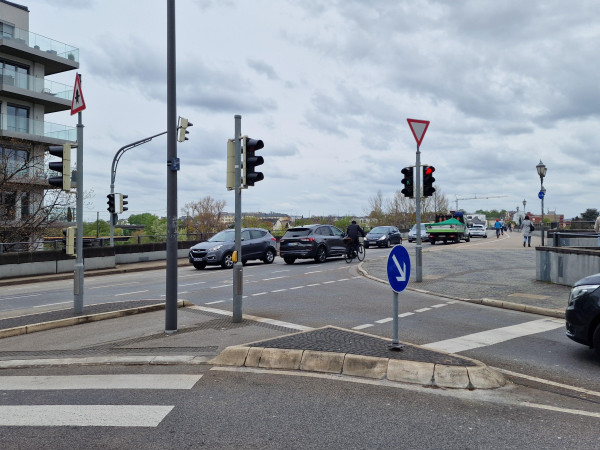 Die Einfahrt in die Burgstraße soll künftig nur noch Radfahrern erlaubt sein. Für Autos gilt ein Einfahrverbot. Die Ampelanlage soll abgebaut werden.