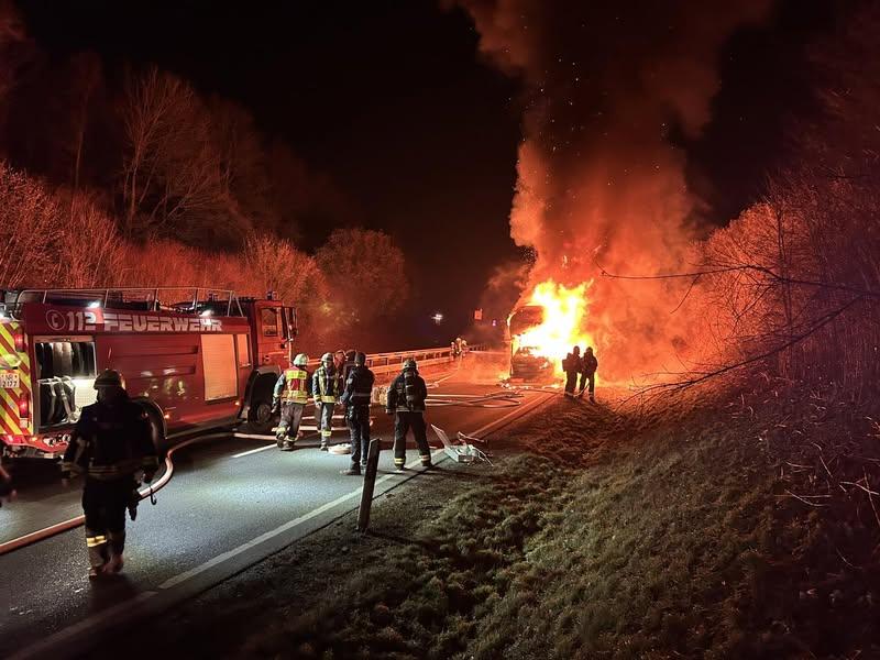 Die Feuerwehr befand sich schnell im Einsatz, um die Situation in Kontrolle zu bekommen. Die Feuerwehr befand sich schnell im Einsatz, um die Situation in Kontrolle zu bekommen.