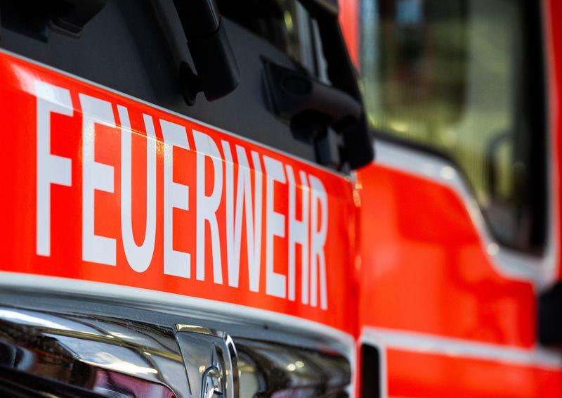 Die Feuerwehr holte den Piloten von dem Garagendach. (Symbolfoto) Soeren Stache/dpa Die Feuerwehr holte den Piloten von dem Garagendach. (Symbolfoto) Soeren Stache/dpa