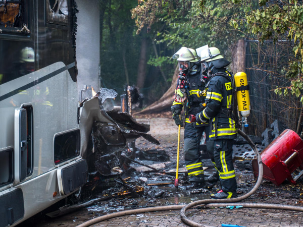 Die Feuerwehr konnte ein weiteres Übergreifen auf das Gebäude verhindern und brachte den Brand schnell unter Kontrolle.
