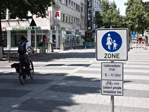 Die Fußgängerzone in der Schloßstraße ist um den Kreuzungsbereich an der Casinostraße erweitert worden.
