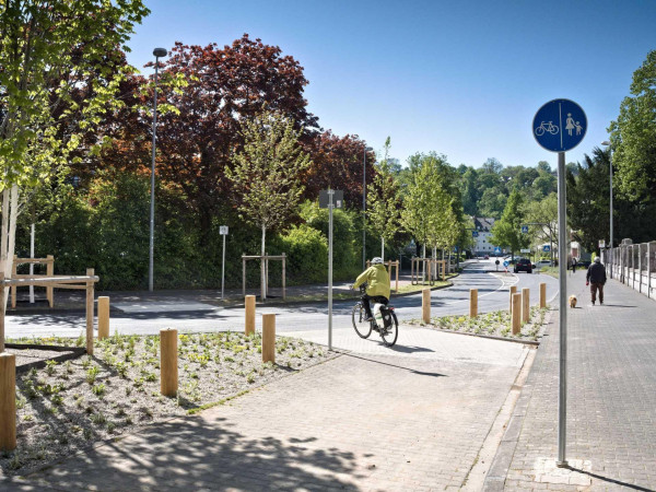 Die gegenüberliegende Seite an der Waisenhaustraße ist nun aus Richtung Gutenbergstraße über die beiden neuen Bordsteinabsenkungen gut erreichbar. Gut zu erkennen sind die entsiegelten und neu gestalteten Grünflächen.