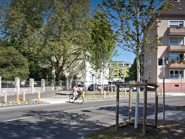Die gegenüberliegende Seite an der Waisenhaustraße ist nun aus Richtung Gutenbergstraße über die beiden neuen Bordsteinabsenkungen gut erreichbar. Gut zu erkennen sind die entsiegelten und neu gestalteten Grünflächen.