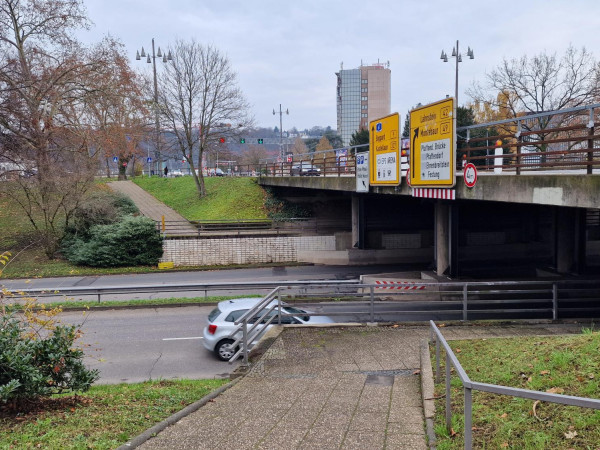 Die geplante Ersatz-Überführung soll etwas in Richtung Schloss versetzt über die Mainzer Straße führen.