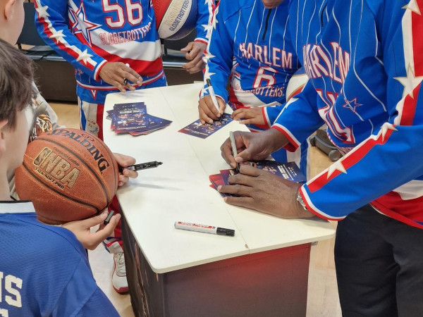 Die Harlem Globetrotters geben ihren jungen Fans Autogramme und Fotos.