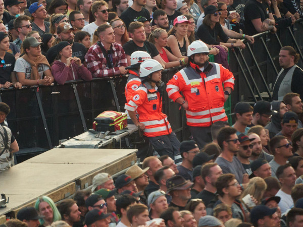 Die heimlichen Helden der Festivals: Sanitäter und Sanitäterinnen dürfen nicht fehlen.