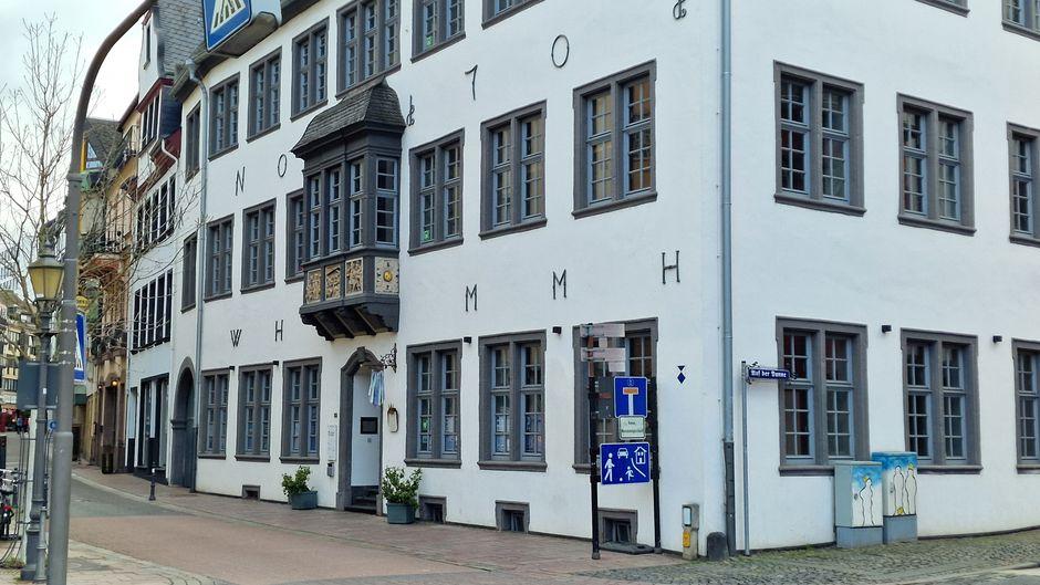 Die Hochschule im Dreikönigenhaus. Die Hochschule im Dreikönigenhaus.