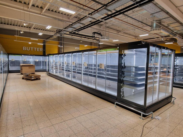 Die Kühlung für Molkerei- und Tiefkühlprodukte wurde ebenfalls erneuert, was CO₂ einsparen soll.