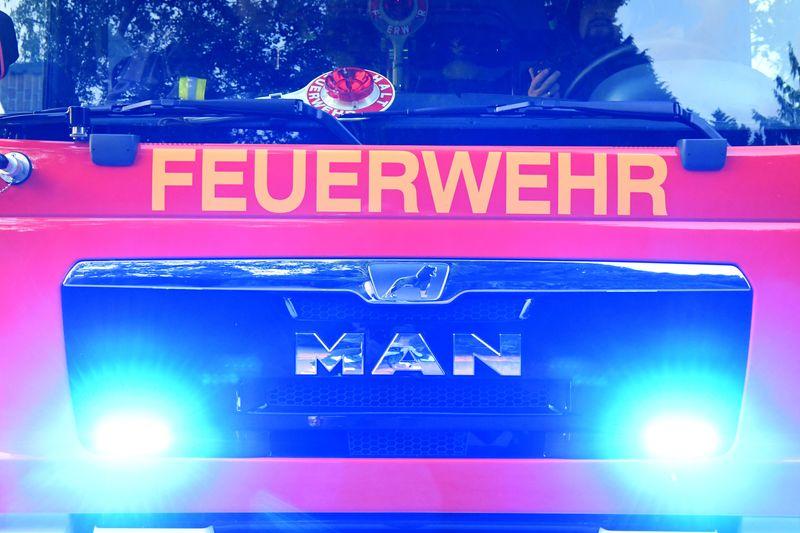 Die Löscharbeiten werden wohl noch rund zwei Stunden andauern. (Symbolbild)