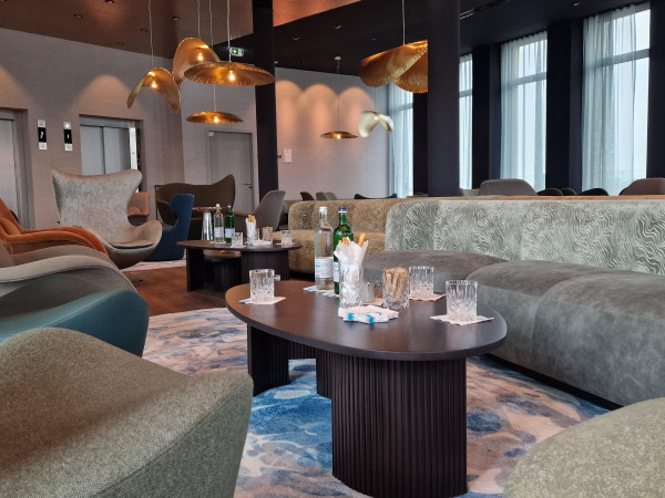 Die Lounge mit angrenzender Dachterrasse im Motel One.