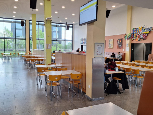 Die Mensa des Studierendenwerks Koblenz. Hier bekommst du täglich wechselnde Gerichte, für Studierende und externe Gäste.