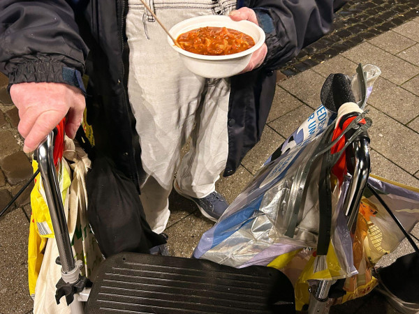 Die Menschen auf der Straße sind dankbar für die warme Mahlzeit.