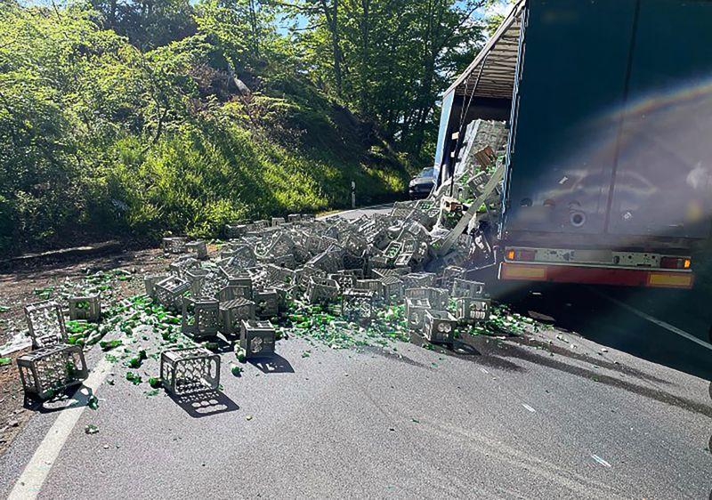 Die mit zahlreichen Glasscherben übersäte Fahrbahn musste mehrere Stunden voll gesperrt werden. Die mit zahlreichen Glasscherben übersäte Fahrbahn musste mehrere Stunden voll gesperrt werden.