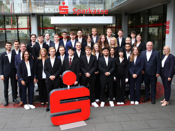 Die neuen Auszubildenden der Sparkasse Koblenz zusammen mit Vorstand Jörg Perscheid, Personalrat Michael Fröhlich, der</p> <p>Abteilungsleiterin des Personalmanagements Nicole Rausch, den</p> <p>beiden Ausbildungsleiterinnen Maren Maas und Tanja Hommen</p> <p>sowie den Jugend- und Auszubildendenvertretern Maximilian</p> <p>Metz, Frank Sturm und Felix Dauns.