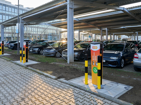 Die neuen Ladesäulen für E-Autos am Moselbad in Koblenz.