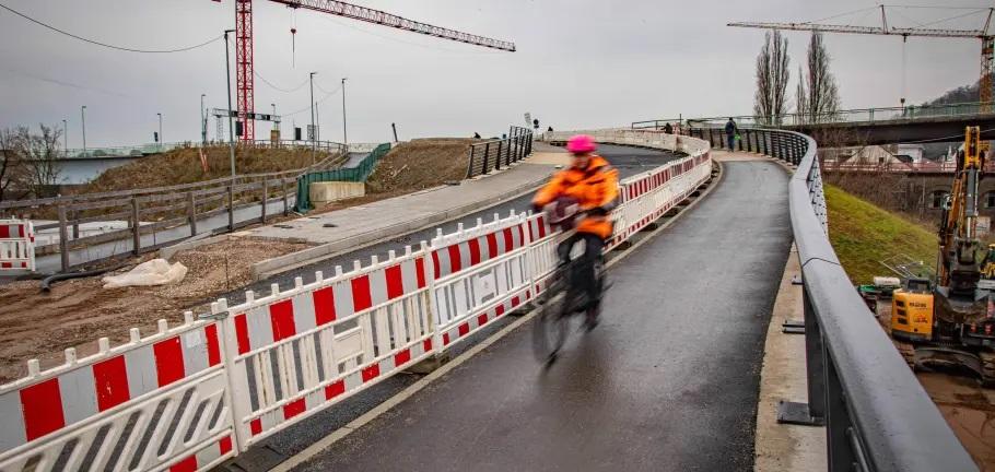 Die neugebaute Südrampe der Pfaffendorfer Brücke ist mittlerweile teilweise für den Fuß- und Radverkehr geöffnet. In den vergangenen Tagen wurde hier eine provisorische LED-Beleuchtung von bi
