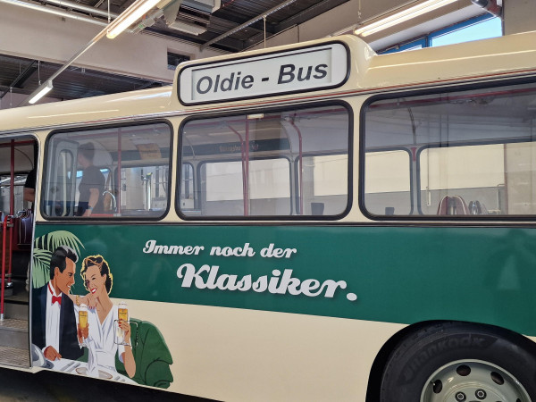 Die nostalgische Königsbacher-Werbung an der Außenseite des Busses knüpft dabei an sein früheres Erscheinungsbild an.